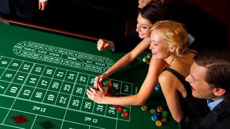 Where are progressive jackpot totals displayed in online slot game screens?